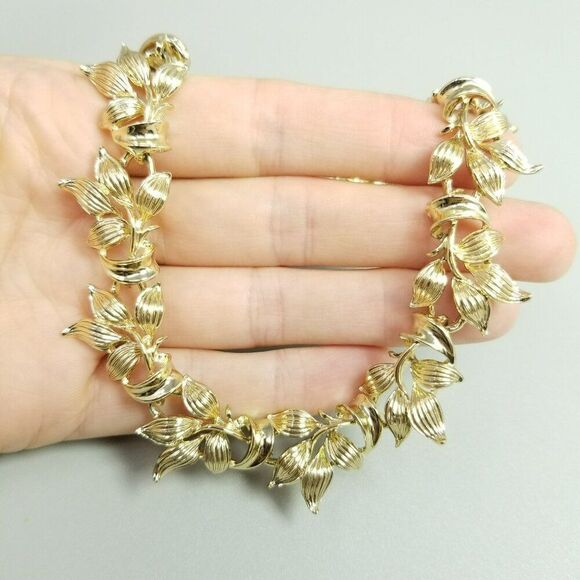 Vintage Leaf Design Gold Tone Panel Collar Necklace, Adjustable Hook Clasp - Picture 6 of 7